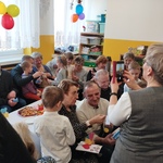 Dzieci wręczają upominki dziadkom.jpg