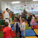 Ćwiczenia sportowe z instruktorem karate.jpg