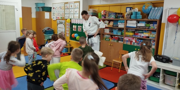 Ćwiczenia sportowe z instruktorem karate2.jpg