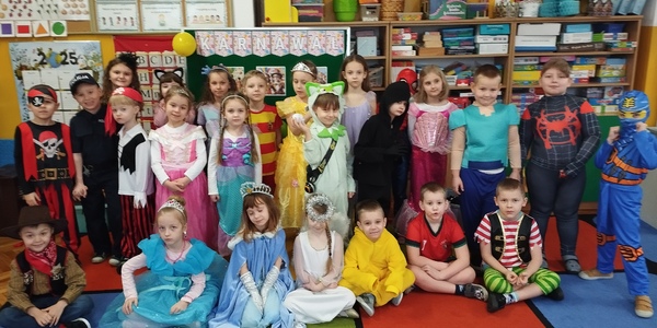 Dzieci w strojach karnawałowych pozują do zdjęcia.jpg