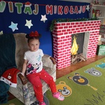 Dziewczynka siedzi na fotelu Mikołaja.jpg