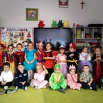 1. Dzieci prezentują stroje karnawałowe.jpg