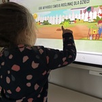 dziewczynka podlewa roślinę.JPG