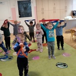 3. Zabawy ruchowe z szarfami.jpg