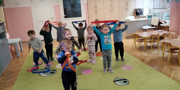 3. Zabawy ruchowe z szarfami.jpg