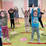 4. Zabawy ruchowe z szarfami.jpg