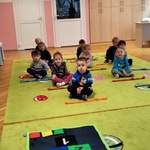 1. Dzieci przygotowują się do zabaw ruchowych.jpg