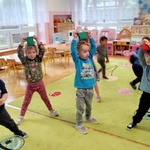 7. Zabawy ruchowe z woreczkiem.jpg