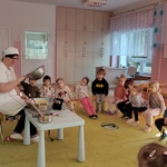 3. Pani Asia zapoznaje dzieci z atrybutami kucharza.jpg