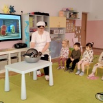 1. Pani Asia zapoznaje dzieci z zawodem kucharza.jpg