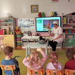 5. Pani kucharka wyjaśnia dzieciom do czego służy tarka.jpg