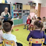 5. Dzieci słuchają bajki o wilku i siedmiu koźlątkach.jpg