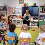 6. Dzieci słuchaja bajki o wilku i siedmiu koźlątkach.jpg