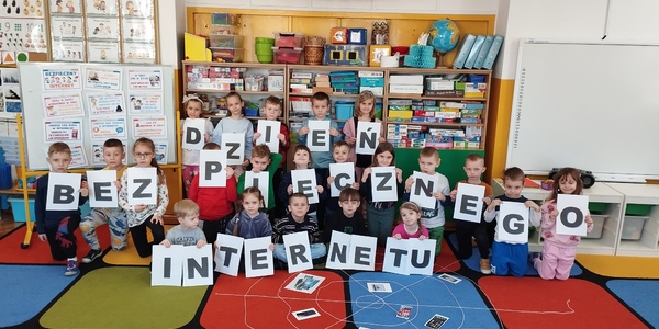 Dzieci pozują do zdjęcia z napisem Dzień Bezpiecznego Internetu.jpg