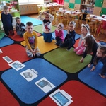 Chłopiec dopasowuje napisy do obrazków.jpg