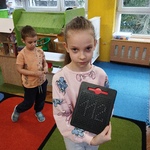 Dziewczynka z numerem 112 na tablicy magnetycznej.jpg
