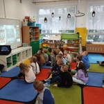 Dzieci oglądają film edukacyjny o numerze 112.jpg