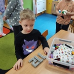 Chłopiec z numerem 112 ułożonym z klocków 2.jpg