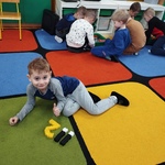 Chłopiec z numerem 112 ułożonym z klocków 1.jpg