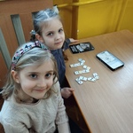 Dziewczynki z numerem 112 ułożonym z domino.jpg