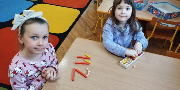 Dziewczynki z numerem 112 ułożonym z mozaiki.jpg