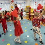 dzieci bawią się ruchowo z balonami.jpeg