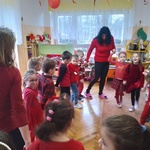 Dzieci tańczą podczas dyskoteki walentynkowej (4).jpg