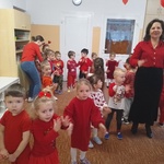 Dzieci tańczą podczas dyskoteki walentynkowej (5).jpg
