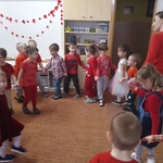 Dzieci tańczą podczas dyskoteki walentynkowej (6).jpg