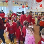 Dzieci tańczą podczas dyskoteki walentynkowej (2).jpg