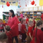 Dzieci tańczą podczas dyskoteki walentynkowej (3).jpg