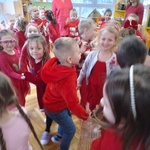 Dzieci tańczą podczas dyskoteki walentynkowej (7).jpg