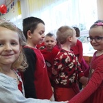 Dzieci tańczą podczas dyskoteki walentynkowej (8).jpg