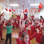 Dzieci tańczą podczas dyskoteki walentynkowej (9).jpg