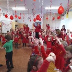 Dzieci tańczą podczas dyskoteki walentynkowej (10).jpg