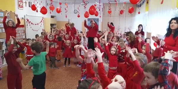 Dzieci tańczą podczas dyskoteki walentynkowej (10).jpg