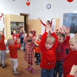 Dzieci tańczą podczas dyskoteki walentynkowej (11).jpg