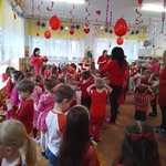 Dzieci tańczą podczas dyskoteki walentynkowej (12).jpg