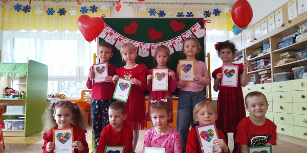 Dzieci z kartkami walentynkowymi.jpg