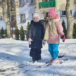 Dzieci podczas zabaw na śniegu (5).jpg