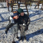 Dzieci podczas zabaw na śniegu (3).jpg
