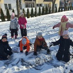 Dzieci podczas zabaw na śniegu (2).jpg