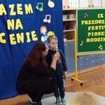 chłopiec śpiewa do mokrofonu.jpg