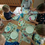 Dzieci malują paierowe palerze 1.jpg