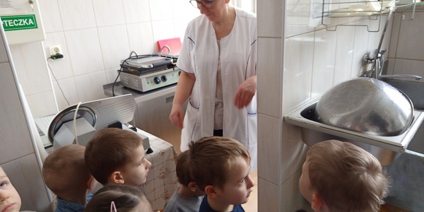 dzieci zwiedzają kuchnię.jpg