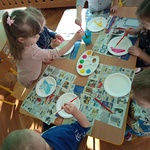 Dzieci malują papierowe talerze.jpg