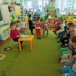 Dziewczynka układa zastawę stołową.jpg