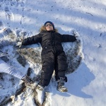 chłopiec robi aniołka na śniegu (2).jpg