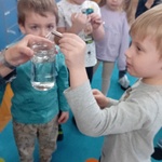 wyciąganie spinaczy z wody magnesem.jpg