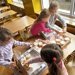 7.dziewczynki wykładają pączki na tacę.jpeg